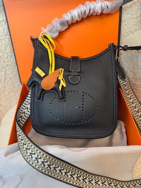 Кожаная сумочка в стиле Herm&egrave;s Evelyne, черная, 23 см 2597 фото