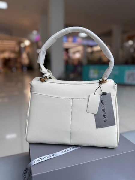 Сумка молочного кольору з золотою фурнітурою, 29 см 2517 фото